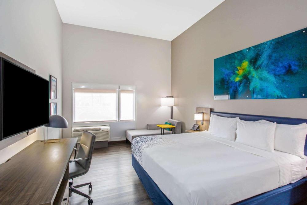 King Room - Non-Smoking interior