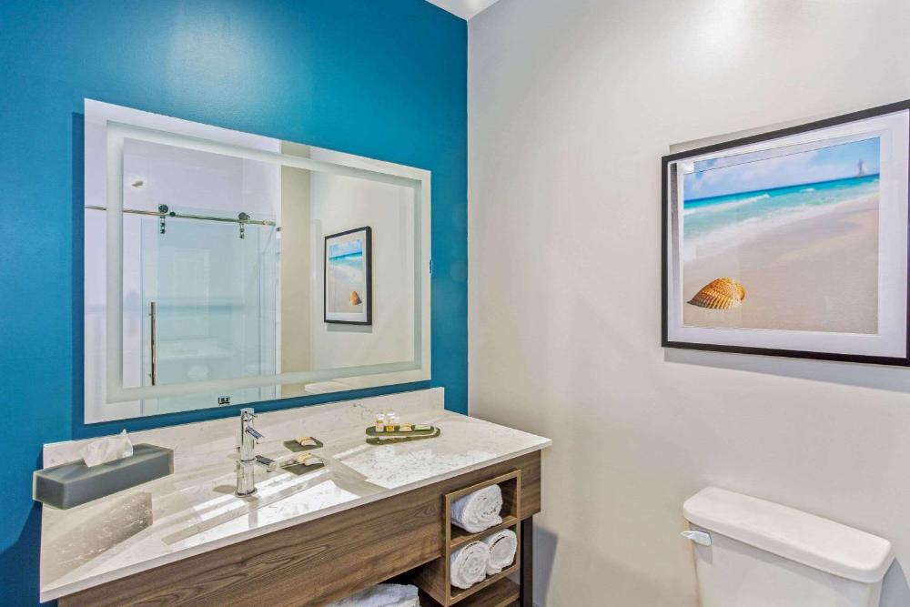 Deluxe King Room - Non-Smoking interior